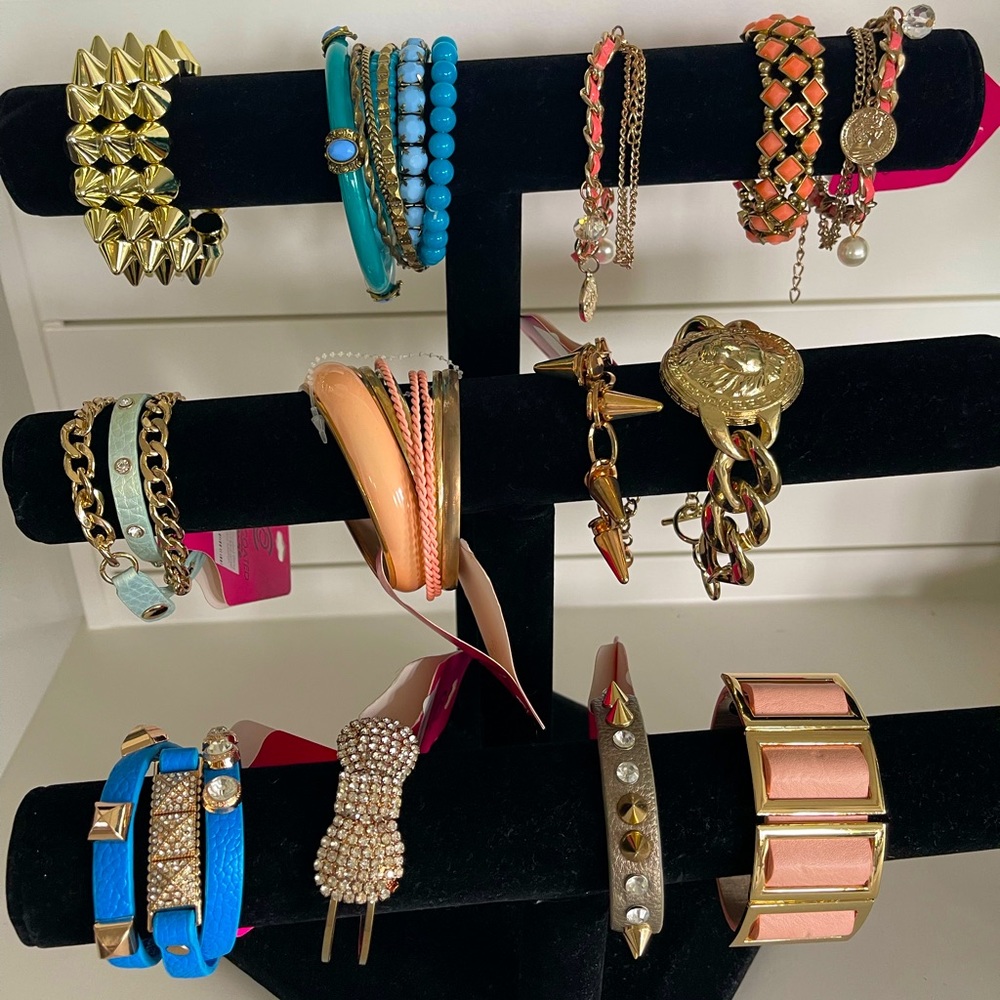🤩NEW. 13 piece lot of super trendy and fashionable bracelets!🤩